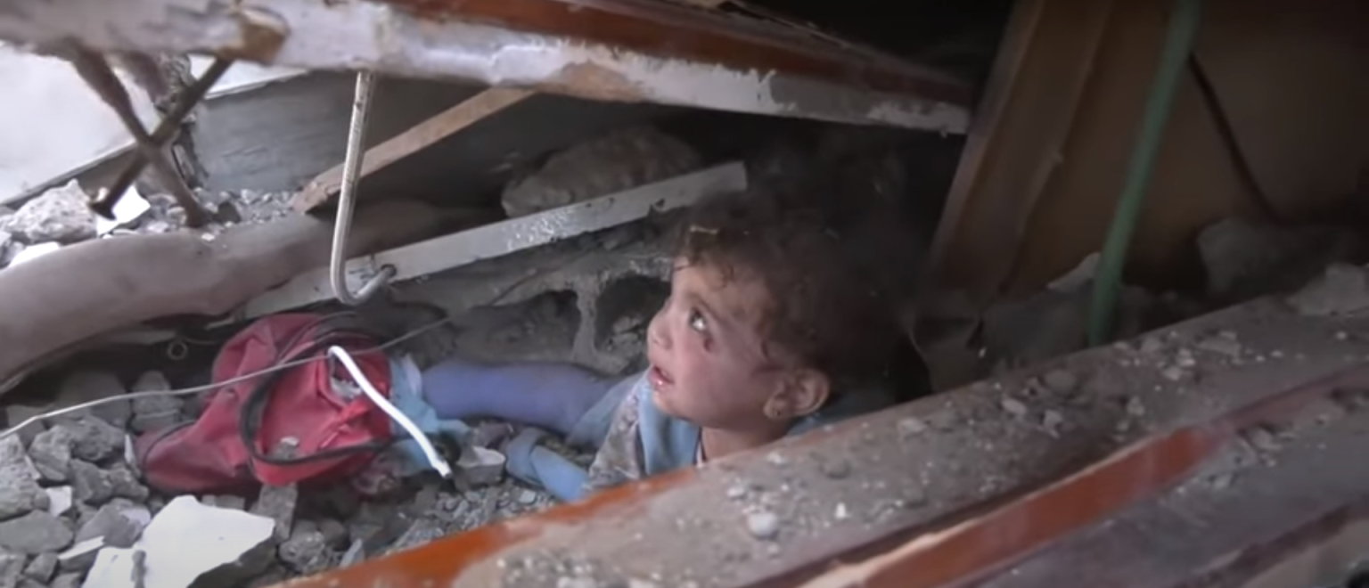 Pamje të shpëtimit të civilëve në rrënoja në Gazë