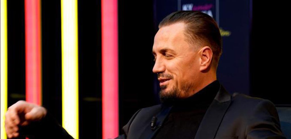 Partnerja e Bleros Dedikon Fjalët e Ëmbla për Të