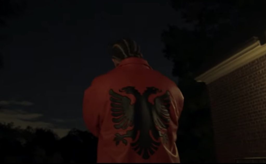 Emocion dhe surpriza: Këngëtari me famë botërore surprizon Shqiptarët në ditën e Festës së Flamurit