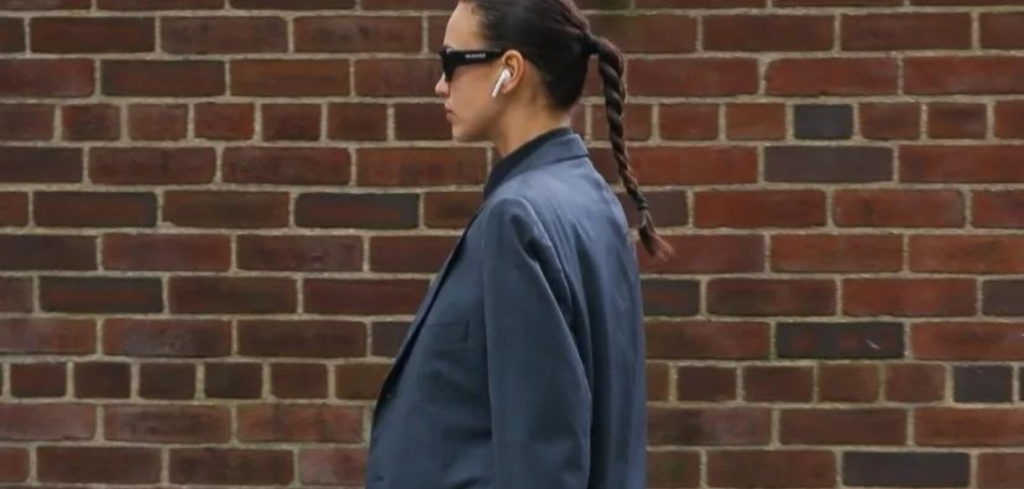 Irina Shayk shëtitje në New York me këpucë që shpesh quhen të shëmtuara