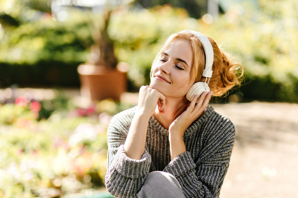 “Melodi qetësuese: Si muzika bëhet alternativë ndaj medikamenteve në menaxhimin e ankthit”