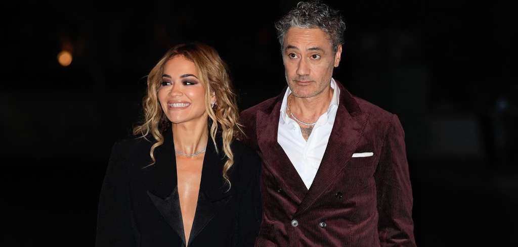 Rita Ora dhe bashkëshorti Taika Waititi shfaqen plot stil dhe elegancë, në premierën e filmit të tij “Next Goal”