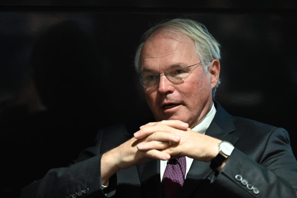 Ambasadori Hill Njofton Serbinë për Pasojat e Mundshme të Marrëdhënieve me Rusinë