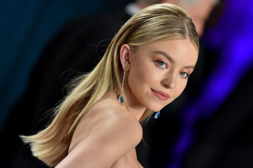 Stil dhe Pamje: Sydney Sweeney Shkëlqen në Dy Pamje të Bardha në New York, Në Vazhdim të Promovimit të ‘Anyone But You